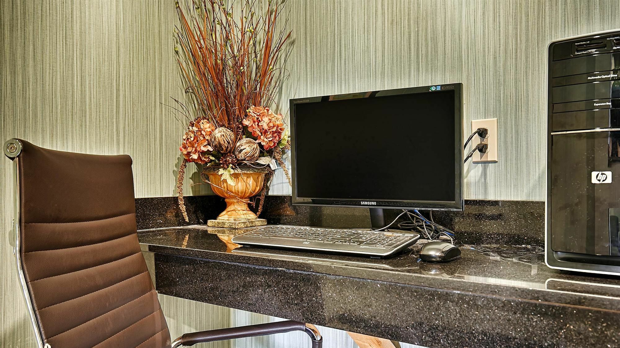 Executive Inn & Suites Marlin Екстер'єр фото